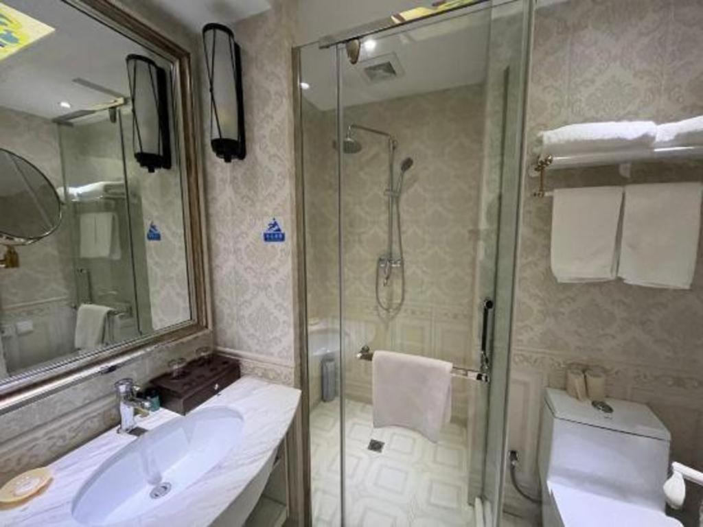 New Century Manju Select Hongqiao Hub National Exhibition Center Hotel