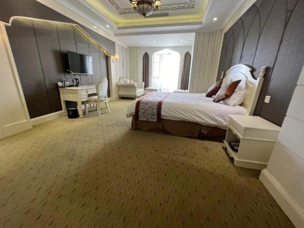 New Century Manju Select Hongqiao Hub National Exhibition Center Hotel 4*