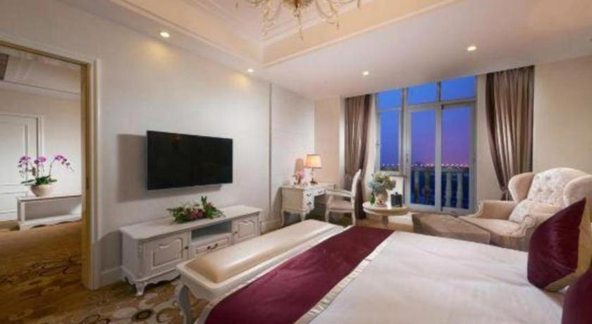 Hotel New Century Manju Select Hongqiao Hub National Exhibition Center 4*