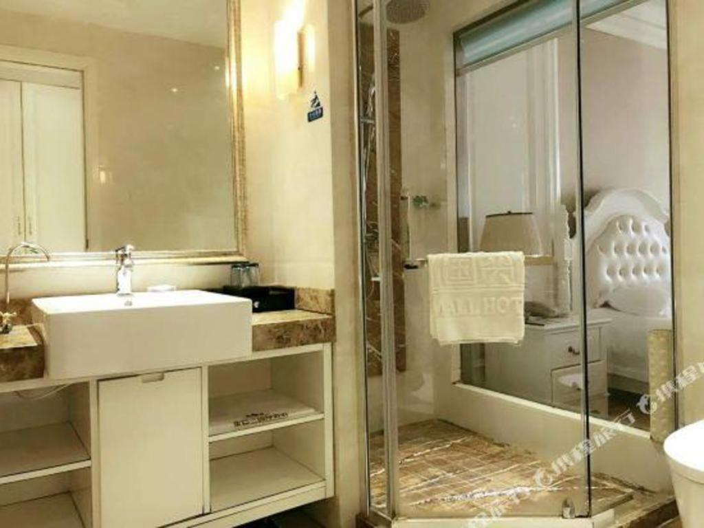 New Century Manju Select Hongqiao Hub National Exhibition Center Hotel 4*